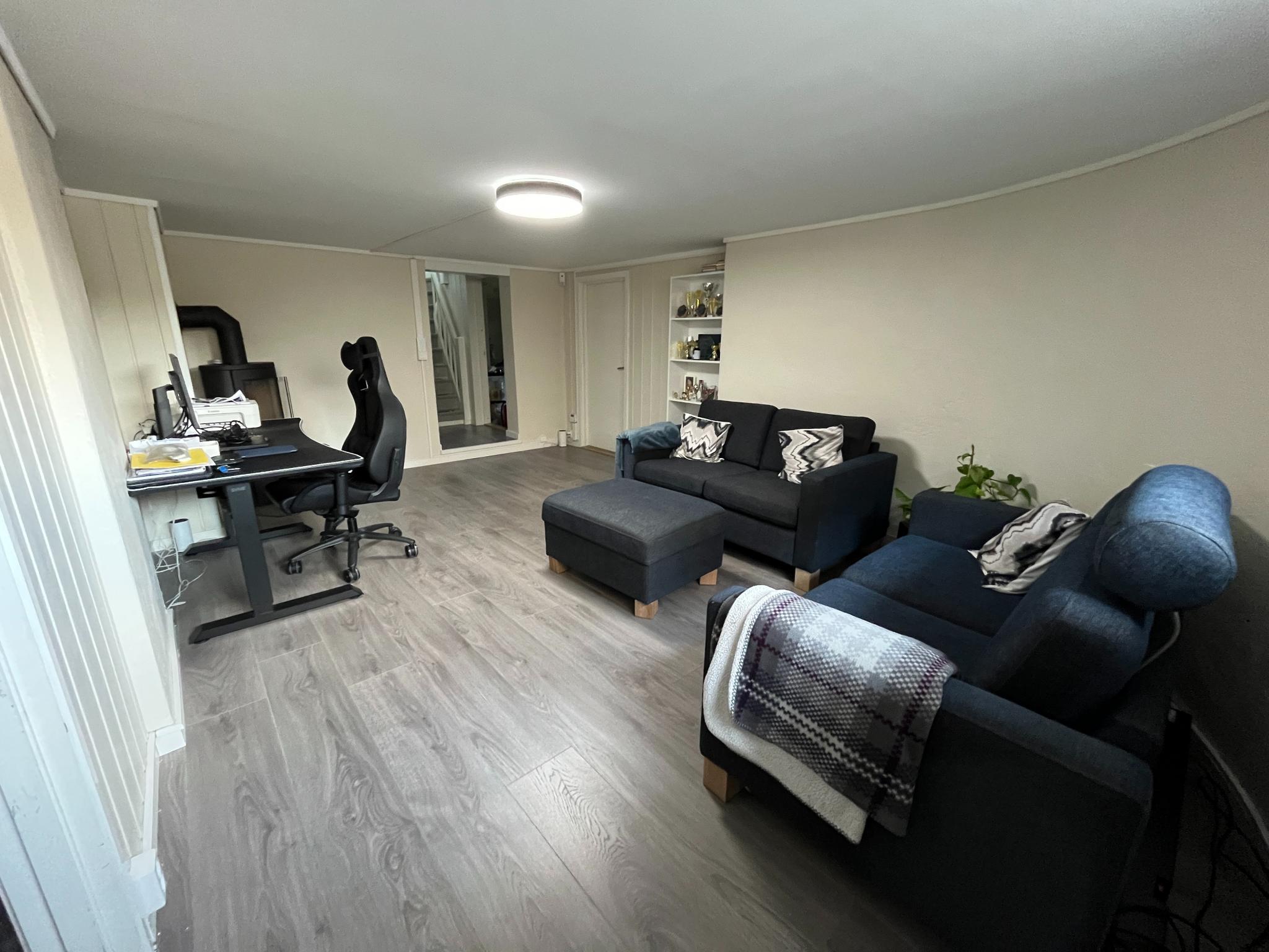 Kjellerstue med 2+2 sofa med sjeselong